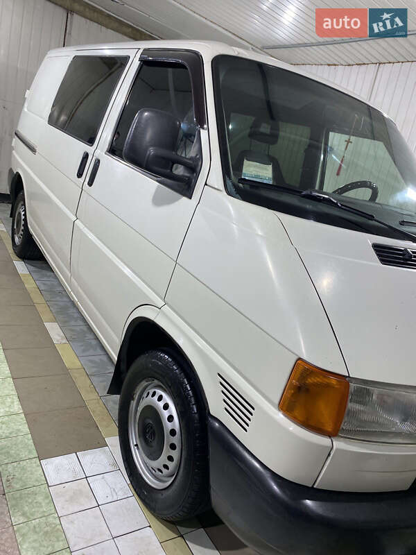 Минивэн Volkswagen Transporter 2001 в Косове