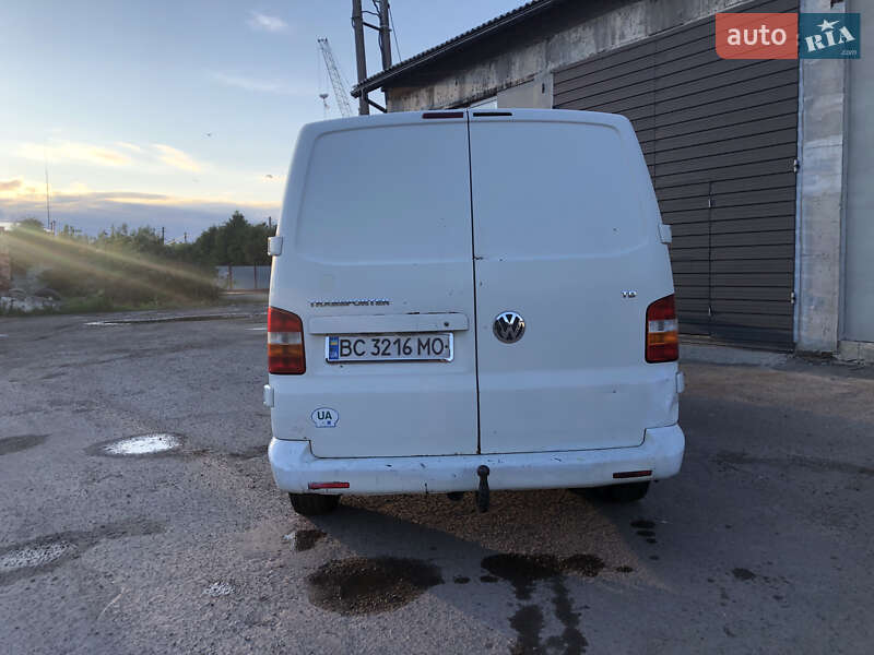 Вантажний фургон Volkswagen Transporter 2003 в Жовкві
