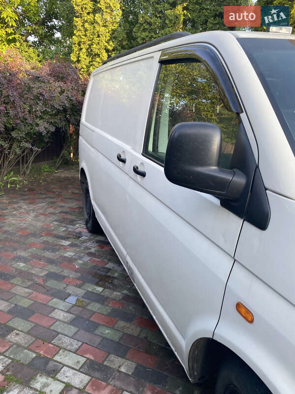 Вантажний фургон Volkswagen Transporter 2006 в Києві
