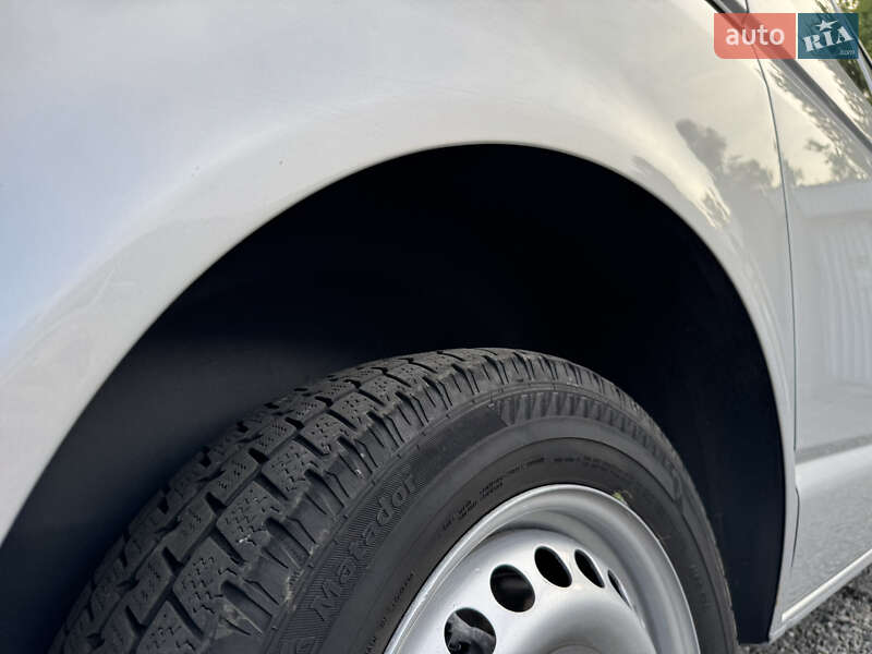 Вантажопасажирський фургон Volkswagen Transporter 2011 в Хмельницькому