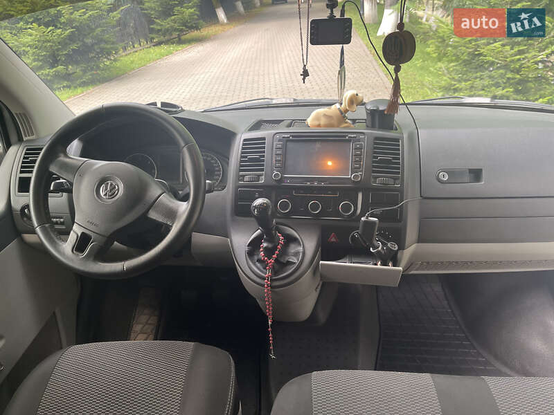 Минивэн Volkswagen Transporter 2011 в Сваляве