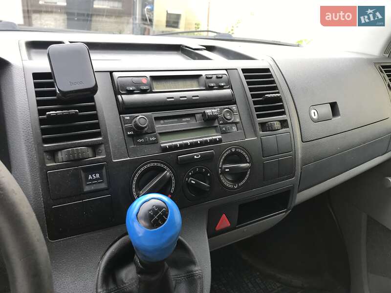 Грузовой фургон Volkswagen Transporter 2004 в Боярке