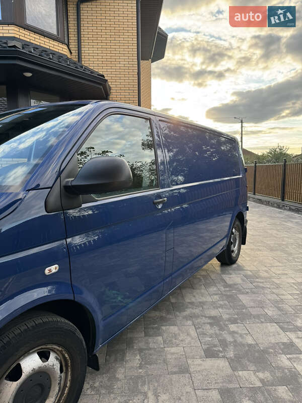Грузовой фургон Volkswagen Transporter 2013 в Ровно