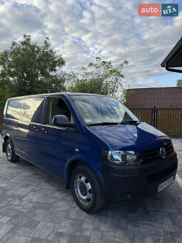 Грузовой фургон Volkswagen Transporter 2013 в Ровно