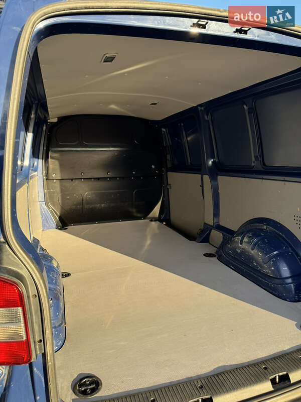 Грузовой фургон Volkswagen Transporter 2013 в Ровно