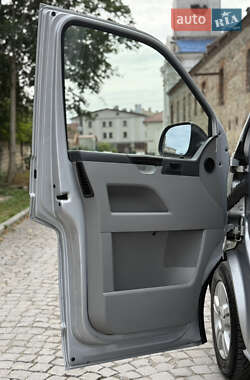 Минивэн Volkswagen Transporter 2011 в 