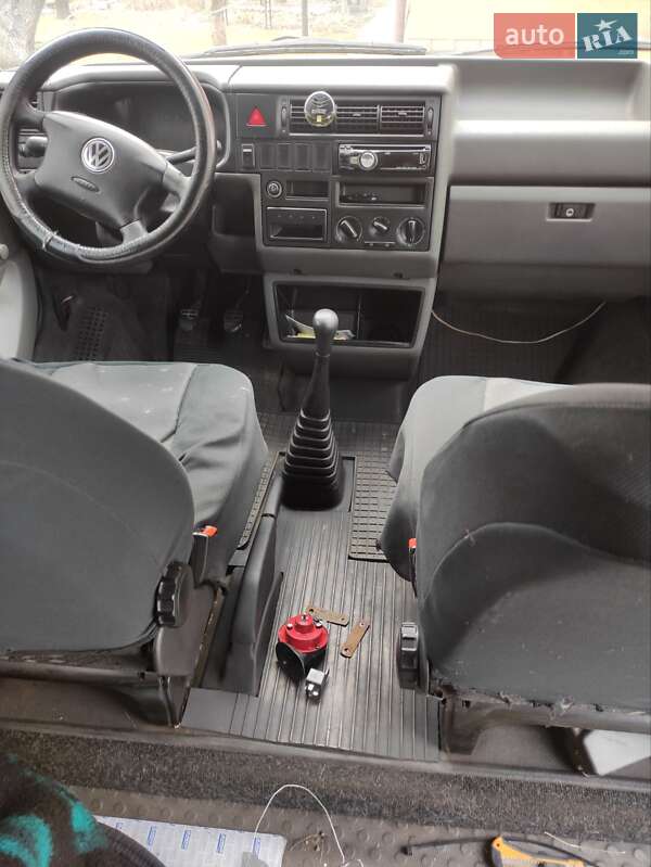 Грузовой фургон Volkswagen Transporter 2002 в Святопетровское