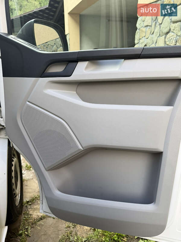 Грузовой фургон Volkswagen Transporter 2015 в Тячеве