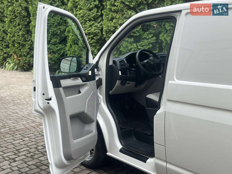 Грузовой фургон Volkswagen Transporter 2016 в Дубно