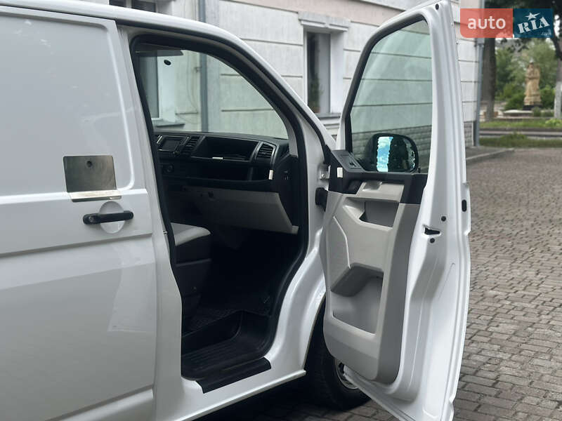Грузовой фургон Volkswagen Transporter 2016 в Дубно