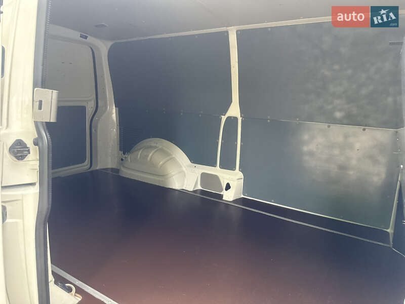 Грузовой фургон Volkswagen Transporter 2016 в Дубно
