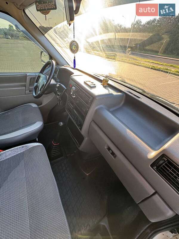 Грузопассажирский фургон Volkswagen Transporter 2002 в Львове