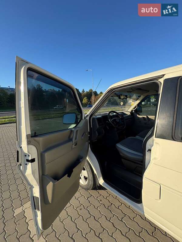 Грузопассажирский фургон Volkswagen Transporter 2002 в Львове