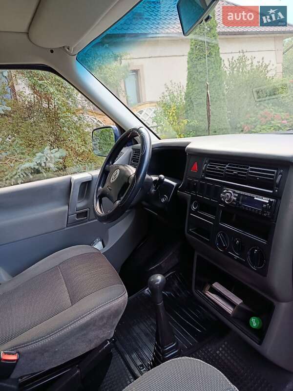 Грузопассажирский фургон Volkswagen Transporter 2003 в Черновцах