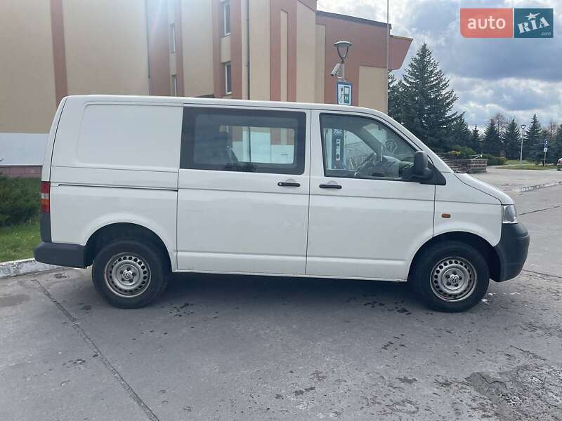 Минивэн Volkswagen Transporter 2008 в Вараше