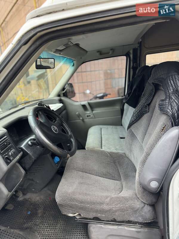 Грузовой фургон Volkswagen Transporter 2001 в Буче
