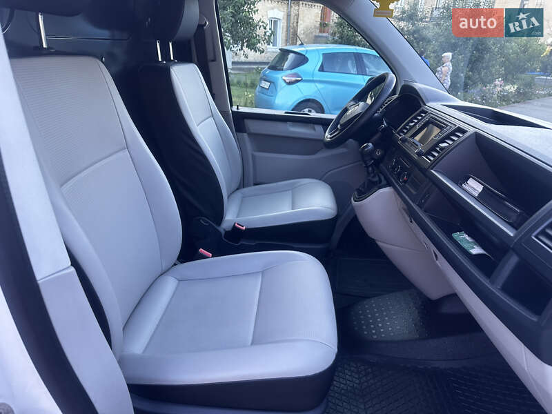 Грузовой фургон Volkswagen Transporter 2017 в Дубно