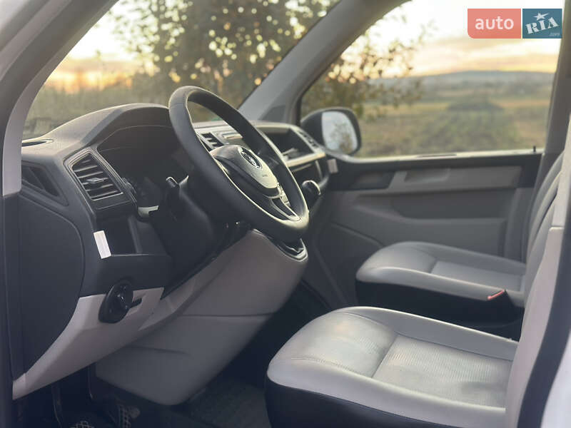 Вантажний фургон Volkswagen Transporter 2016 в Дубні