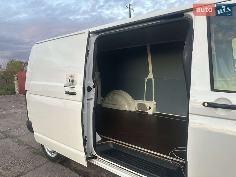 Вантажний фургон Volkswagen Transporter 2016 в Дубні
