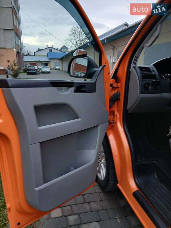 Мінівен Volkswagen Transporter 2012 в Чорткові