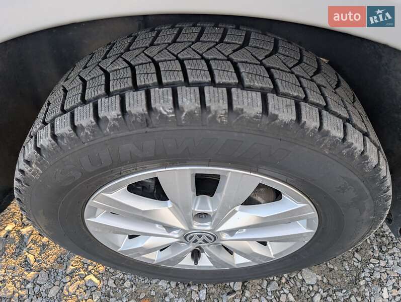 Грузовой фургон Volkswagen Transporter 2012 в Ровно