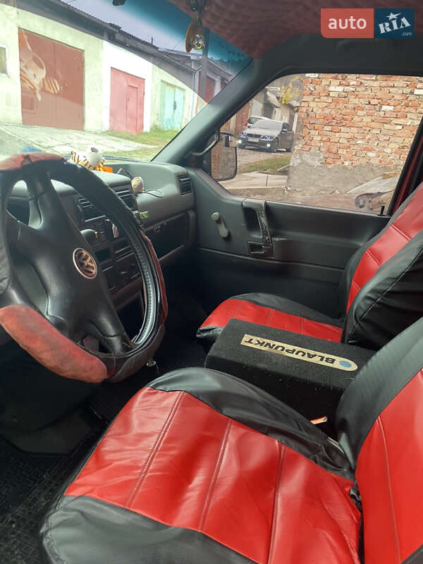 Вантажний фургон Volkswagen Transporter 2001 в Чернівцях