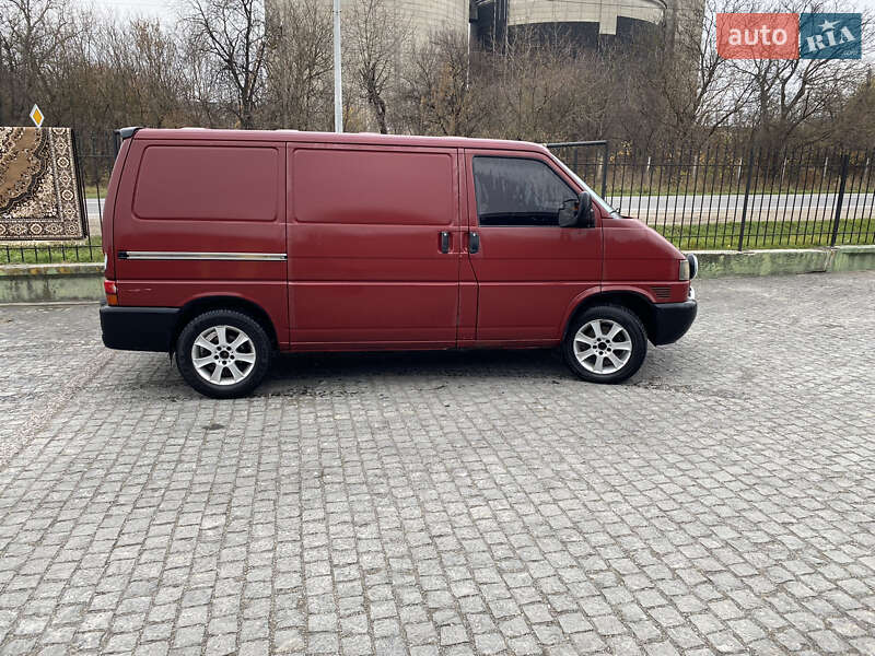 Вантажний фургон Volkswagen Transporter 2001 в Чернівцях