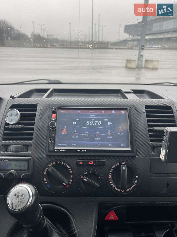 Вантажний фургон Volkswagen Transporter 2006 в Львові