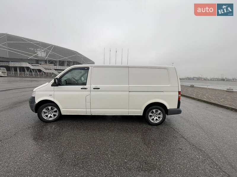 Вантажний фургон Volkswagen Transporter 2006 в Львові