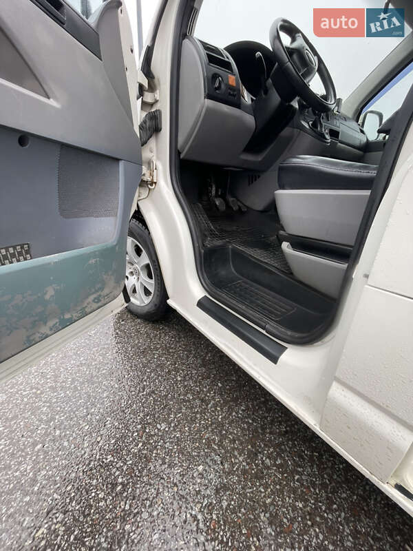 Вантажний фургон Volkswagen Transporter 2006 в Львові