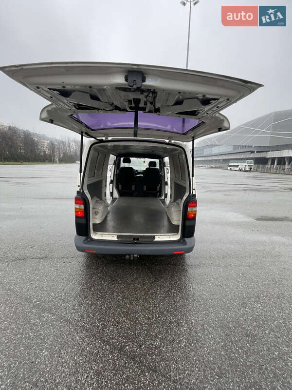 Вантажний фургон Volkswagen Transporter 2006 в Львові