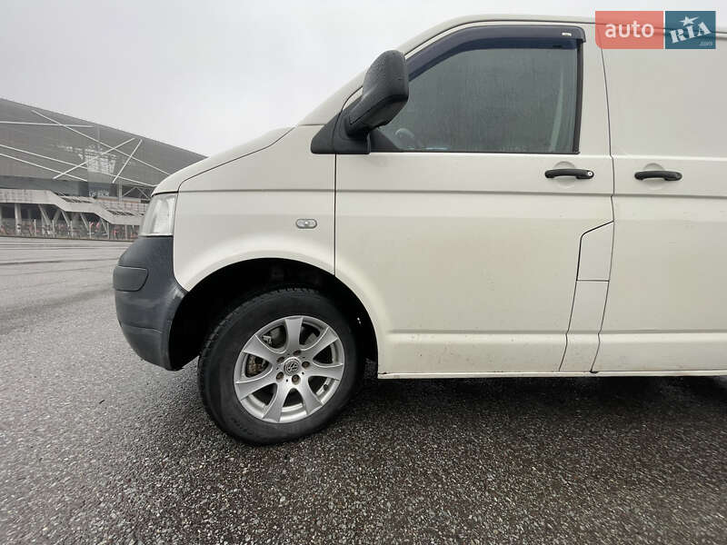 Вантажний фургон Volkswagen Transporter 2006 в Львові