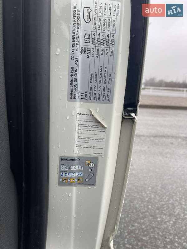 Вантажний фургон Volkswagen Transporter 2006 в Львові