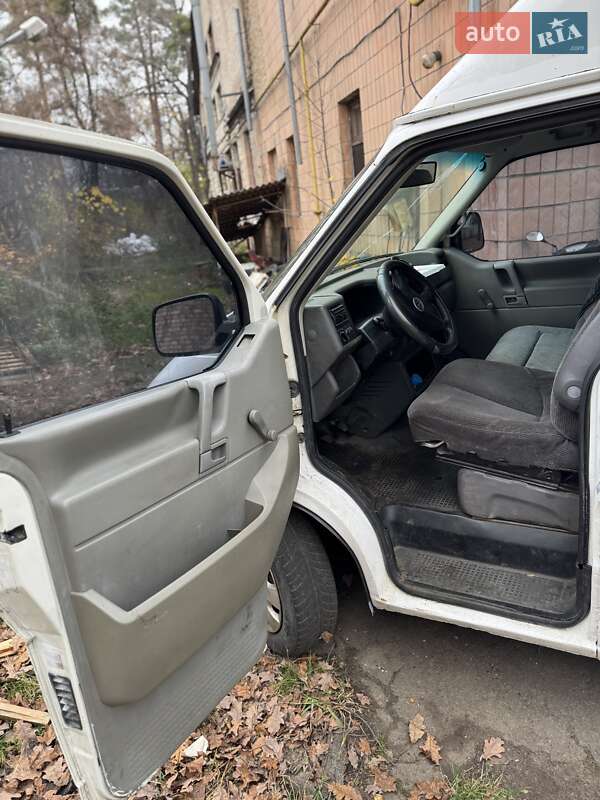 Грузовой фургон Volkswagen Transporter 2001 в Буче