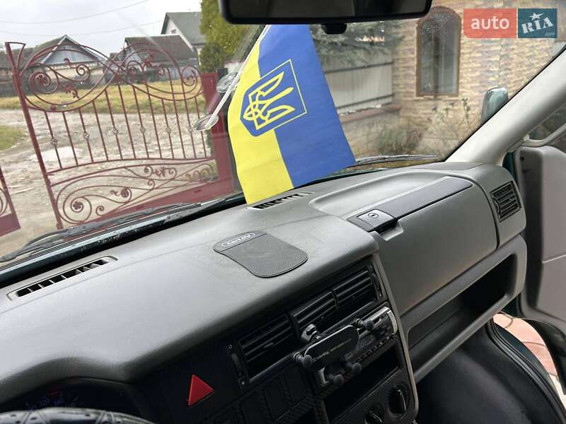 Грузовой фургон Volkswagen Transporter 2002 в Надворной