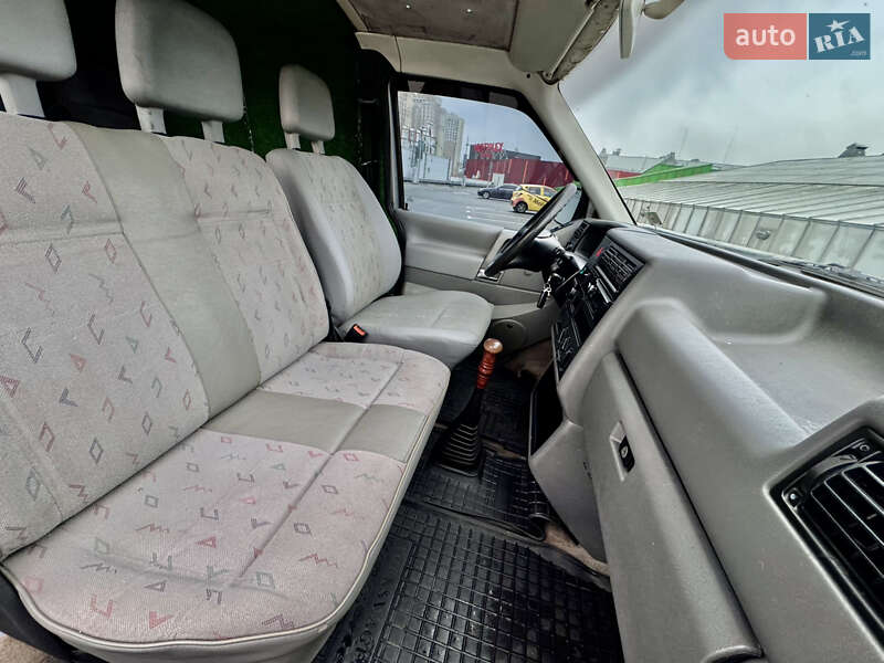 Грузопассажирский фургон Volkswagen Transporter 2000 в Киеве