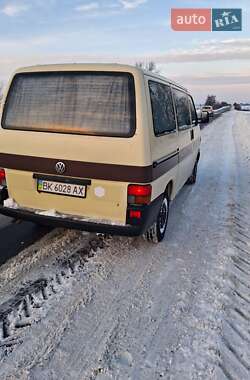 Минивэн Volkswagen Transporter 2000 в Березному