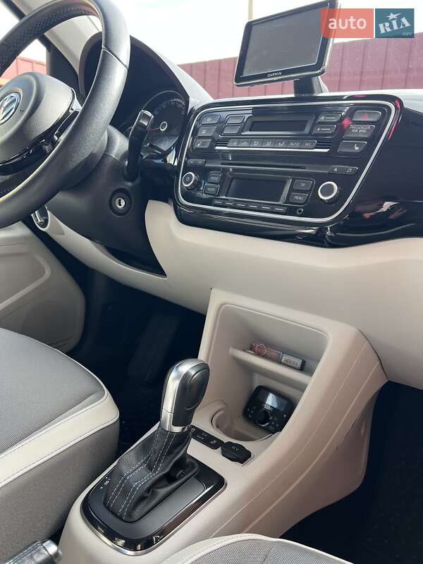 Хэтчбек Volkswagen Up 2013 в Ивано-Франковске
