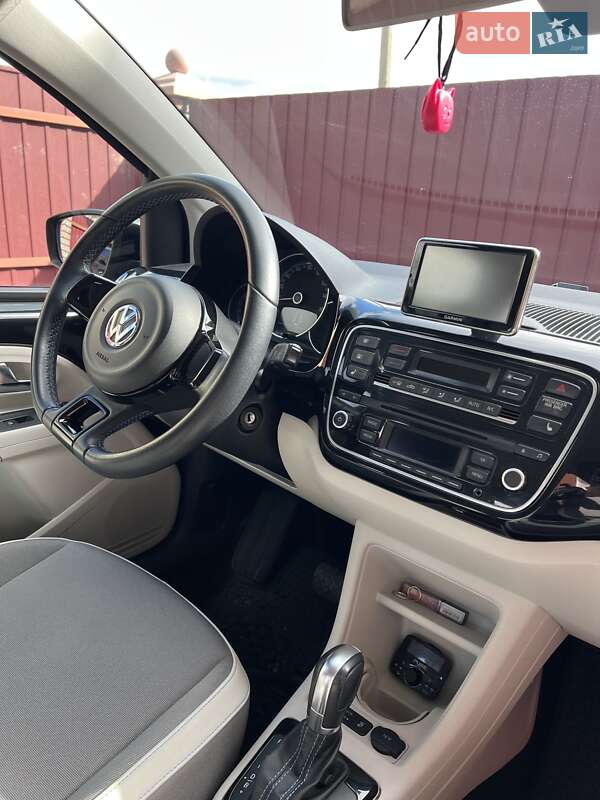 Хэтчбек Volkswagen Up 2013 в Ивано-Франковске