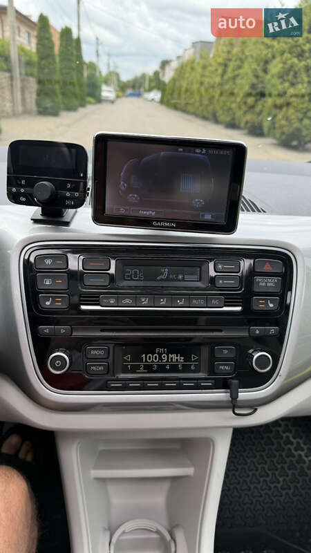 Хэтчбек Volkswagen Up 2013 в Ужгороде