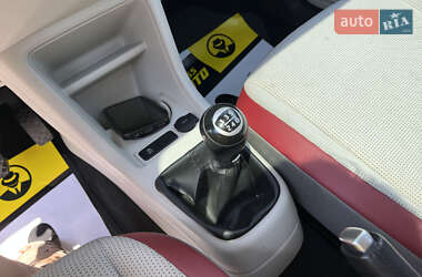 Хэтчбек Volkswagen Up 2012 в 