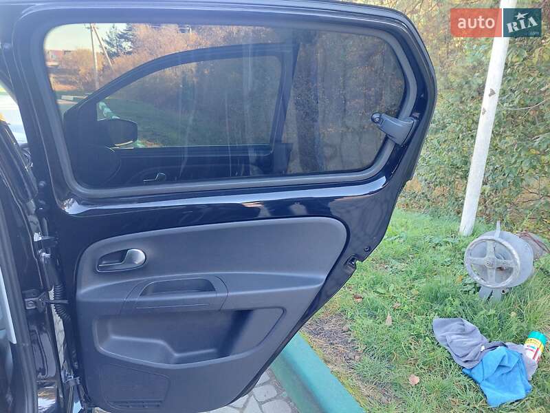 Хэтчбек Volkswagen Up 2014 в Бродах фото 25 Хэтчбек Volkswagen Up 2014 в Бродах