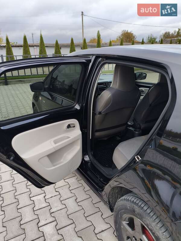 Хэтчбек Volkswagen Up 2014 в Изяславе