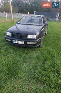 Седан Volkswagen Vento 1992 в  фото 10 Седан Volkswagen Vento 1992 в