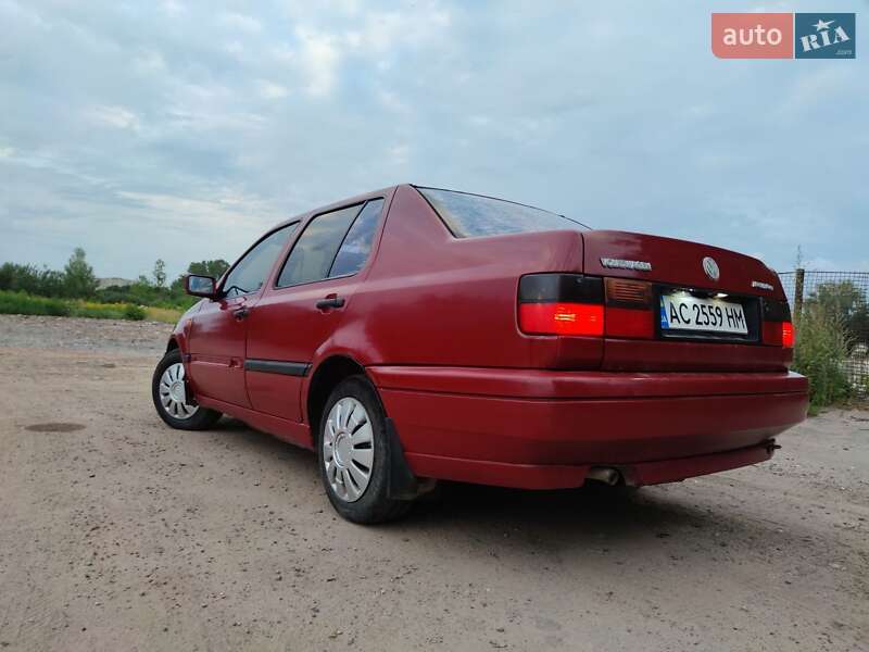 Седан Volkswagen Vento 1996 в Нововолынске