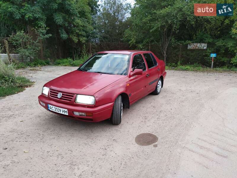 Седан Volkswagen Vento 1996 в Нововолынске