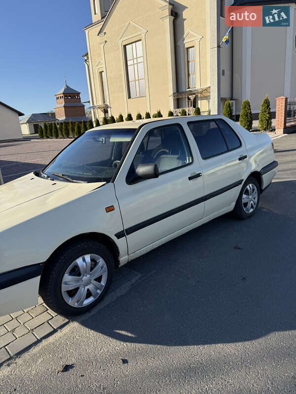 Седан Volkswagen Vento 1995 в Рава-Русской