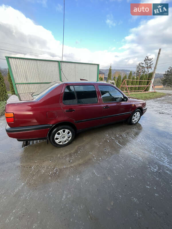 Седан Volkswagen Vento 1995 в Черновцах