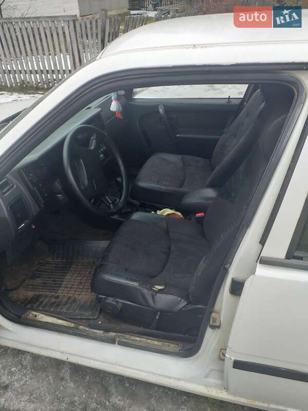 Седан Volvo 460 1993 в Звягелі