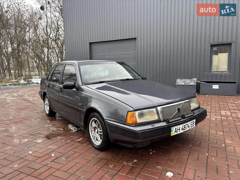Volvo 460 1990